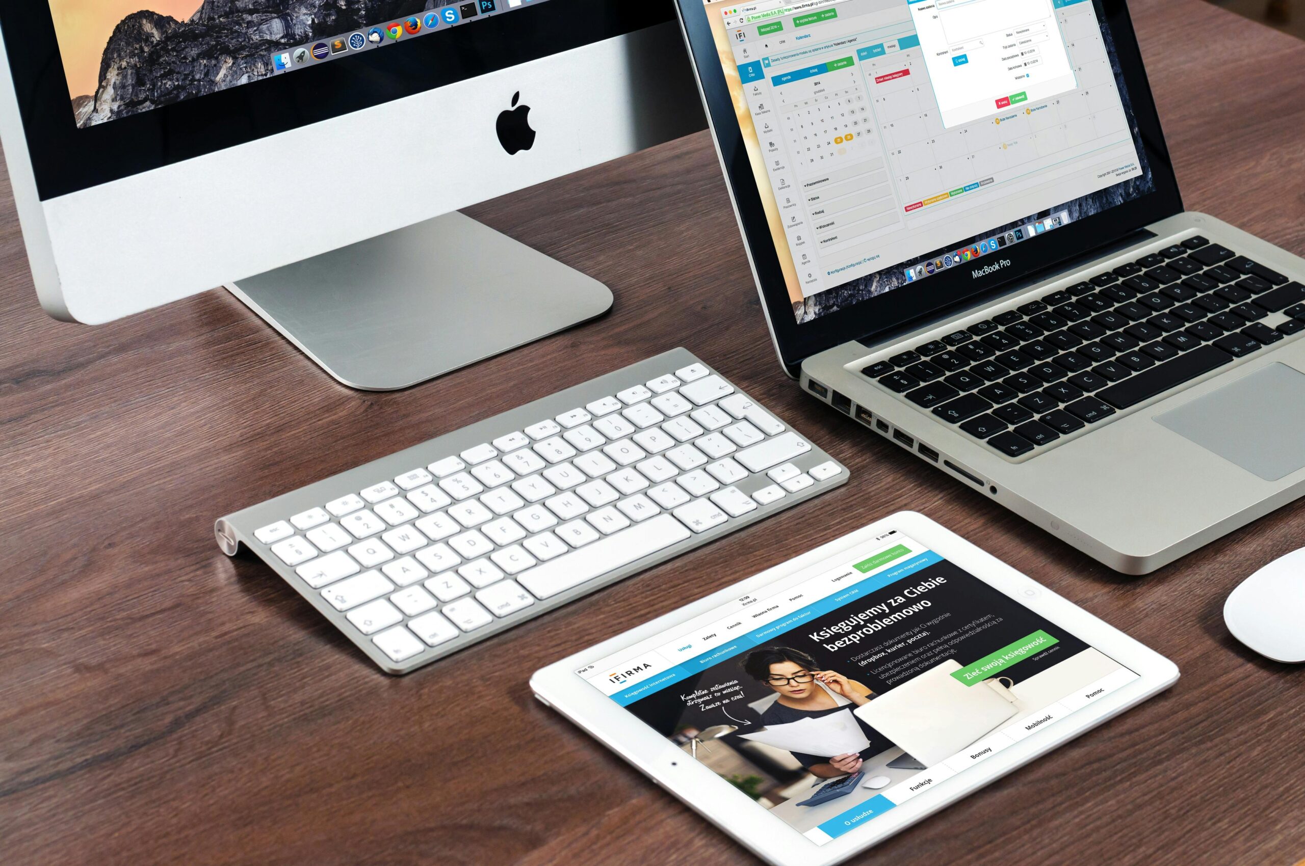 Imac Neben Macbook On Table Eingeschaltet
