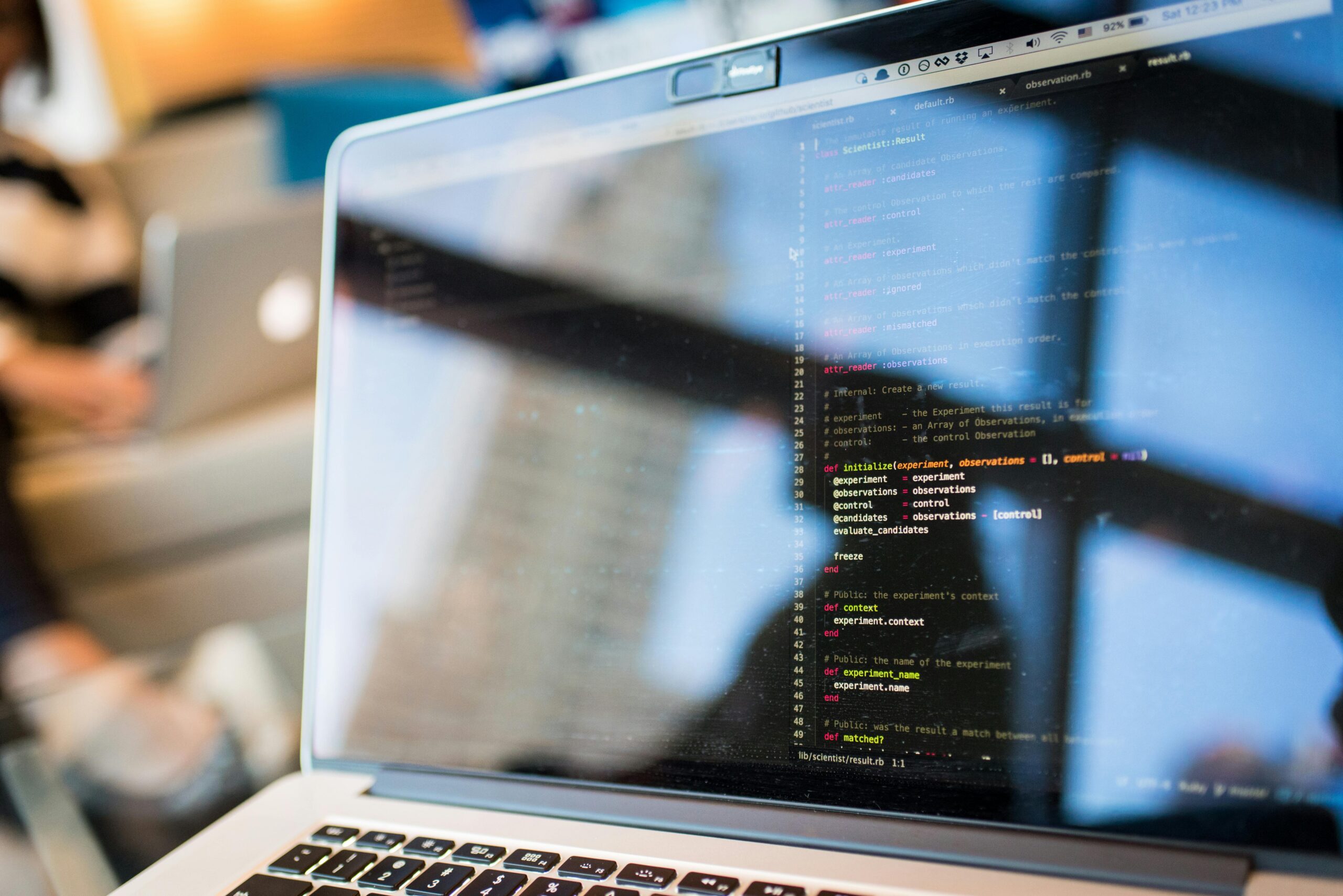 Schwarzer Und Grauer Laptop Computer Aktiviert, Um Computercodes Zu Tun