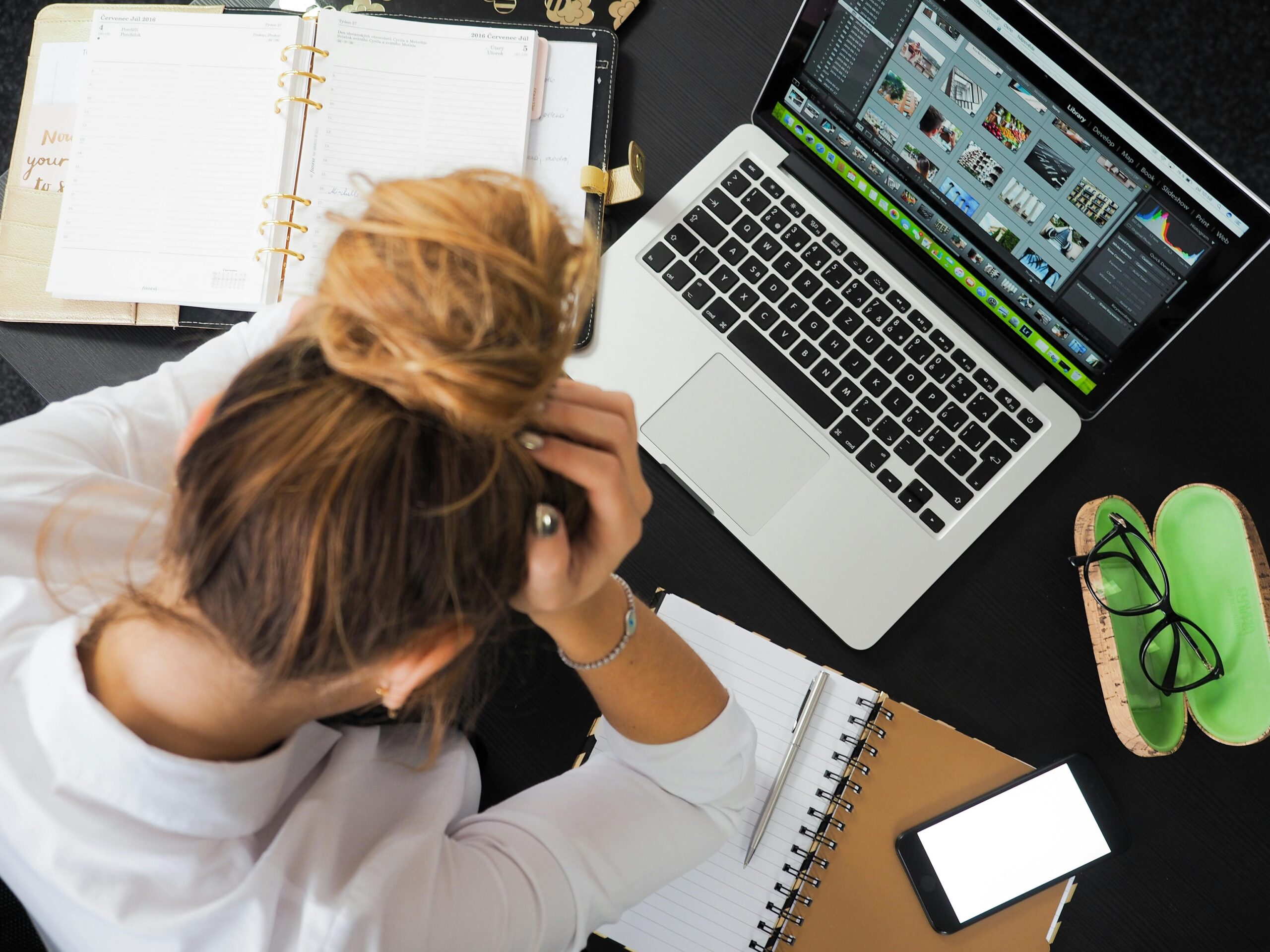 Frau Sitzt Vor Macbook