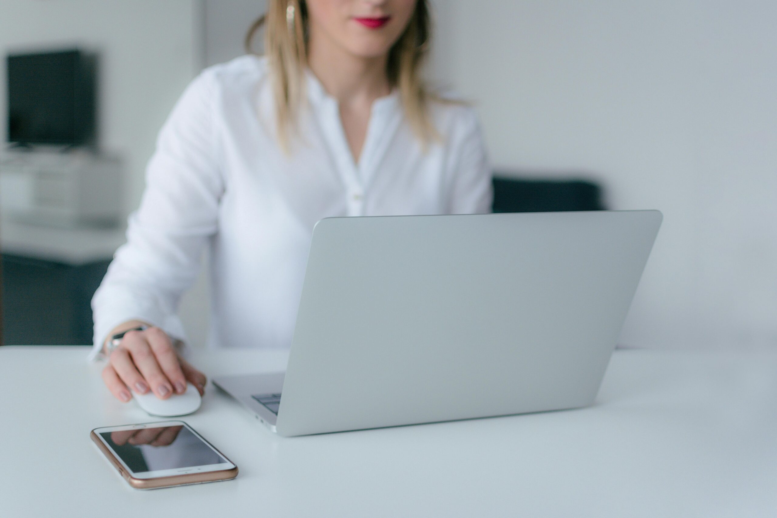 Frau Mit Silbernem Laptop