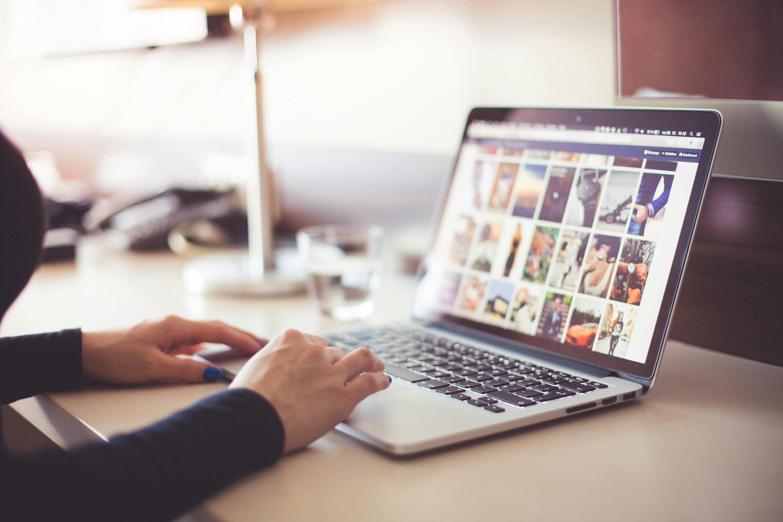 Person, Die TagsÃ¼ber Laptop Verwendet