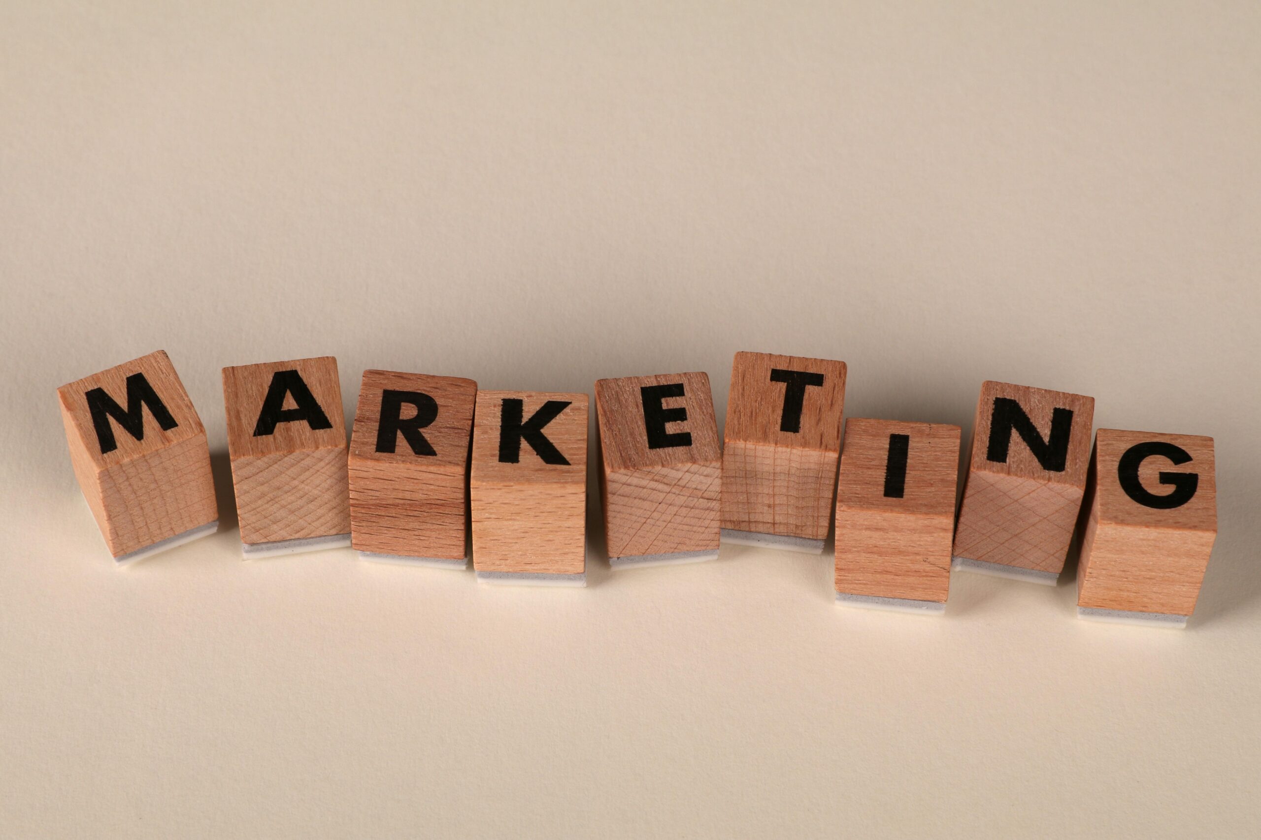 Holzblöcke mit den Buchstaben „Marketing“, ideal für Geschäfts- und Werbevisualisierungen.