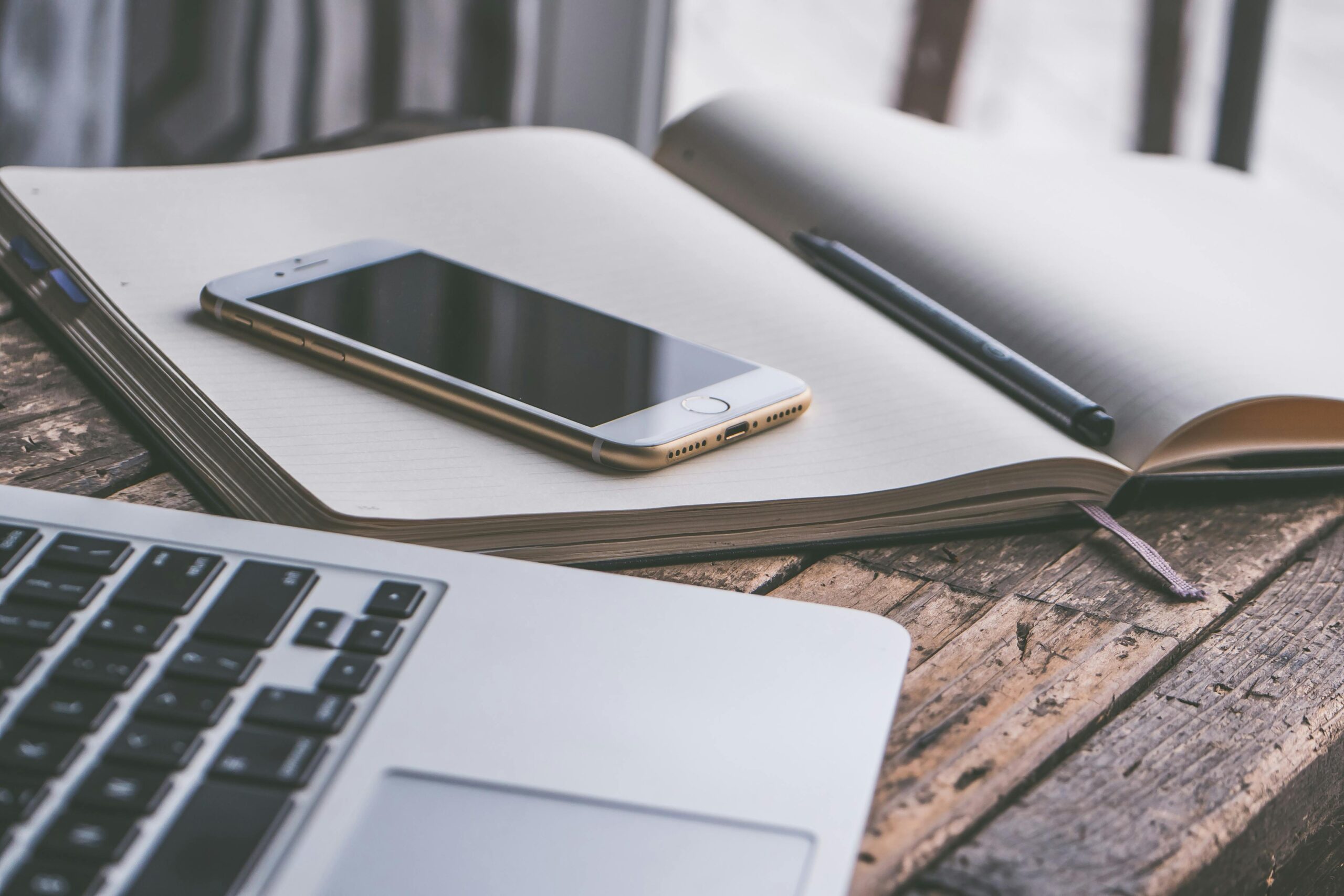 Gold Iphone 7 Oben Auf Buch Neben Macbook