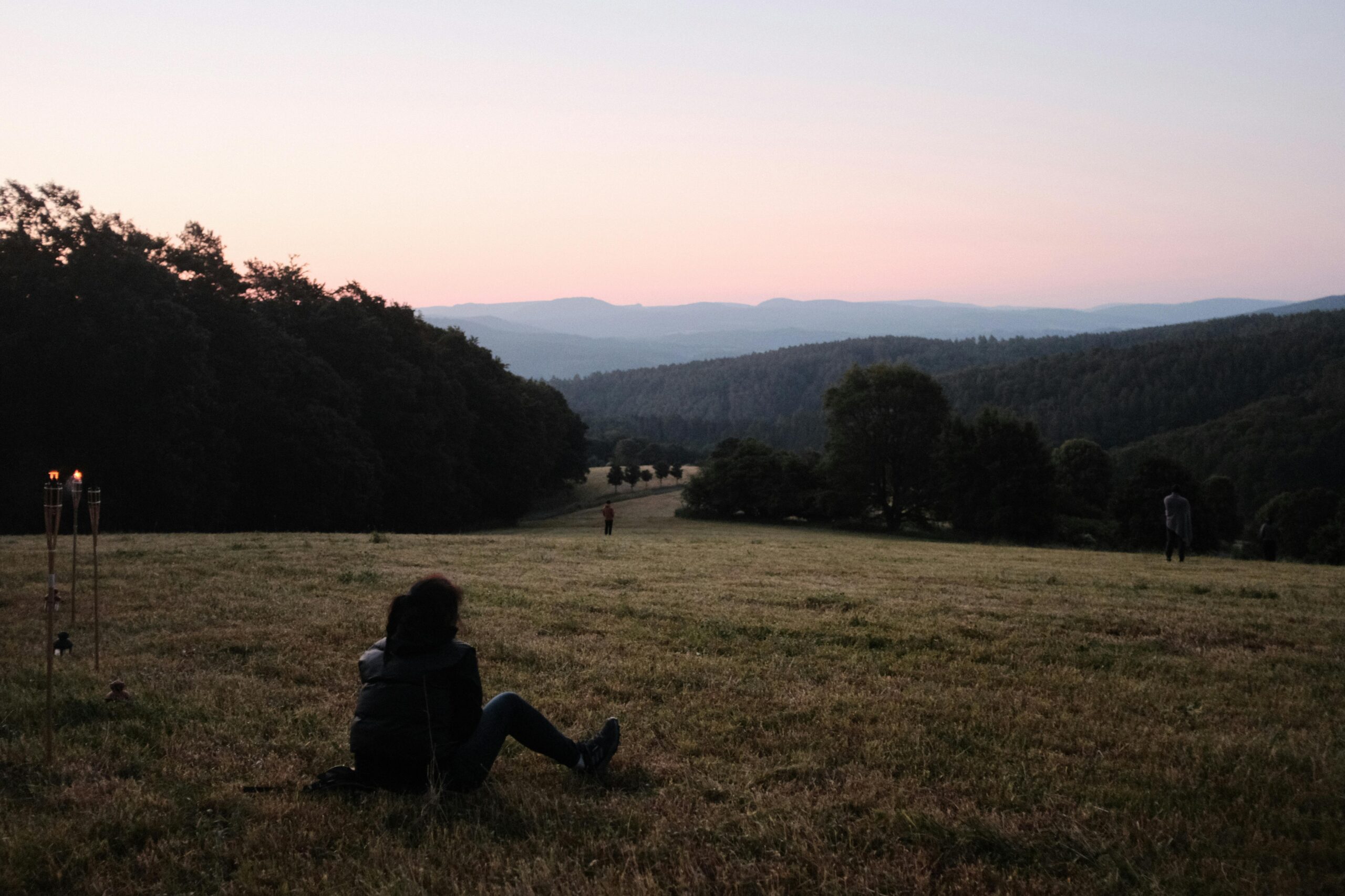 Friedliche Szene einer Person, die bei Sonnenuntergang auf einer Wiese in Schmalkalden, ThÃ¼ringen, Deutschland entspannt.